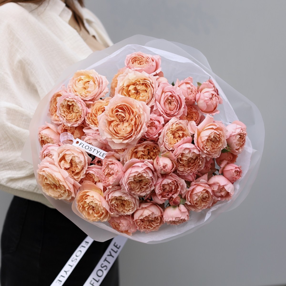 roza dzhuletta piony buket 7